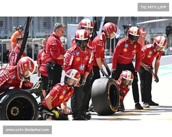 迈凯伦车队庆祝双料冠军，诺里斯捧起车手总冠军奖杯